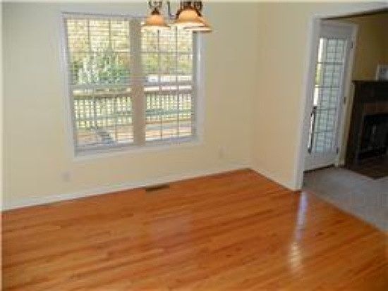 5th image of 2977 Erskine Dr