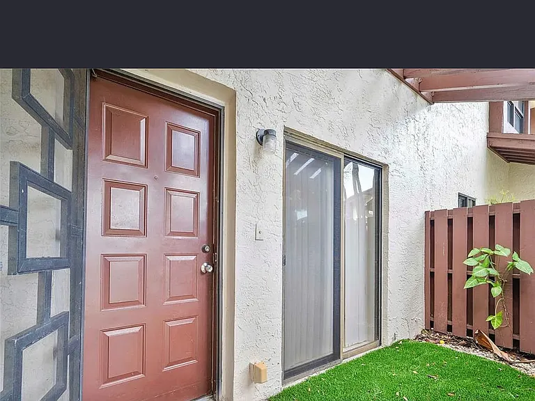 4306 Carambola Cir N — Photo 4