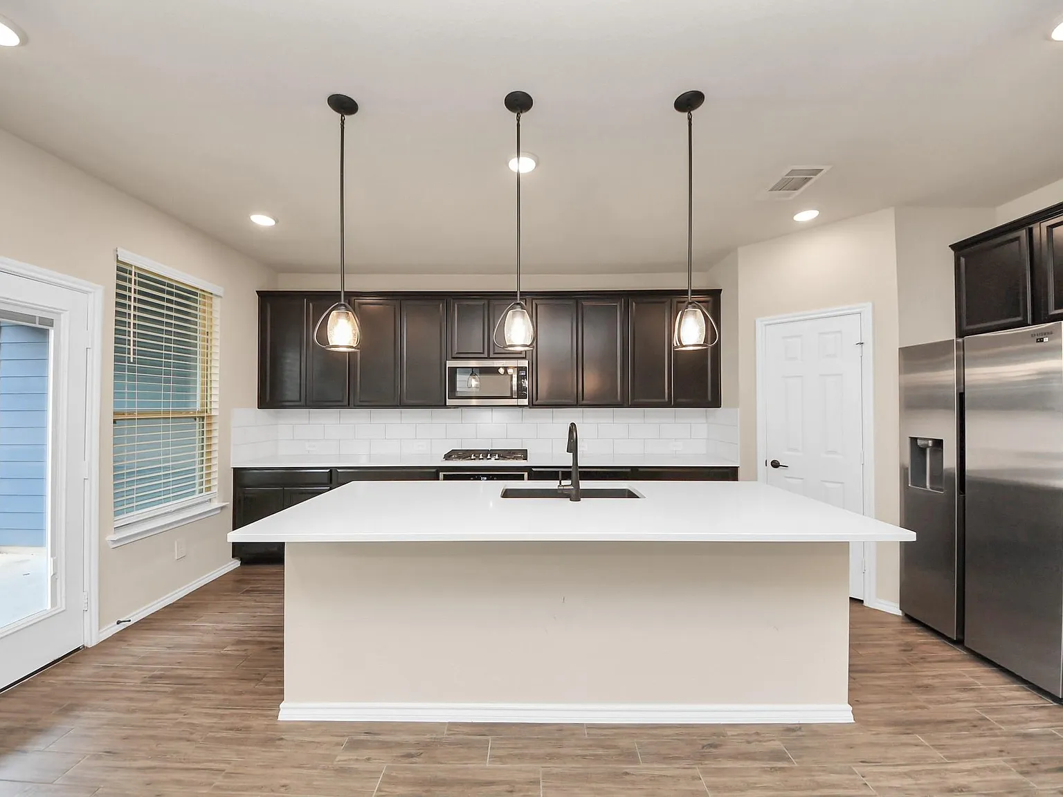 3 bed, 2.5 bath, 2005 sqft, $2,750 — Photo 3