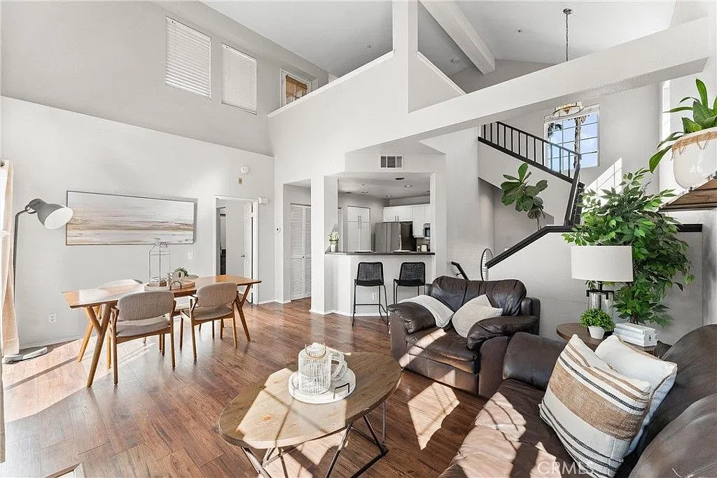 1 bed, 2.0 bath, 1007 sqft, $2,300 — Photo 4