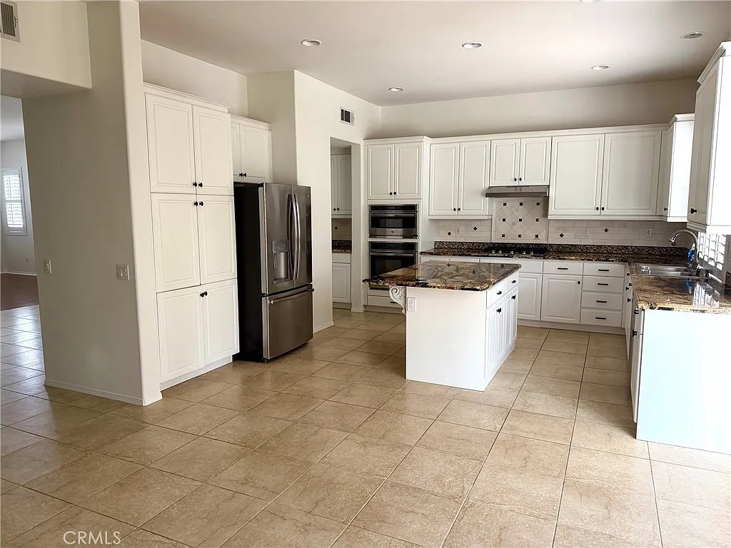 6 bed, 4300 sqft, $5,300 — Photo 3