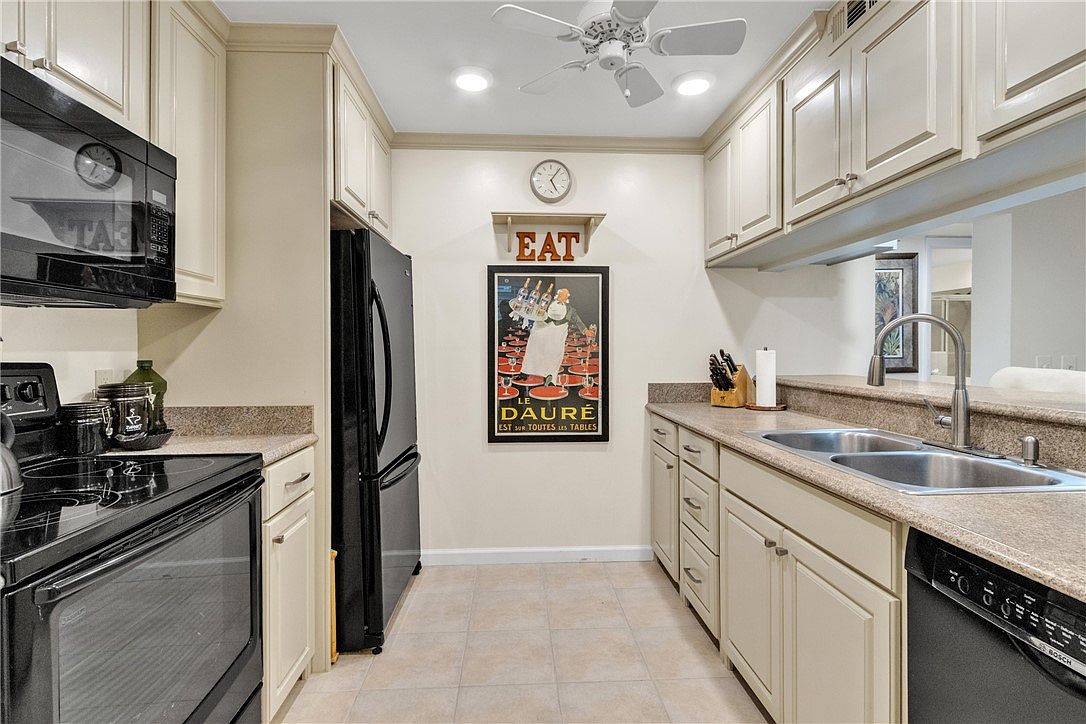 13 Plantation Dr APT 204