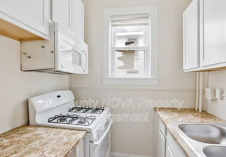 305 9th St #2 — Photo 13