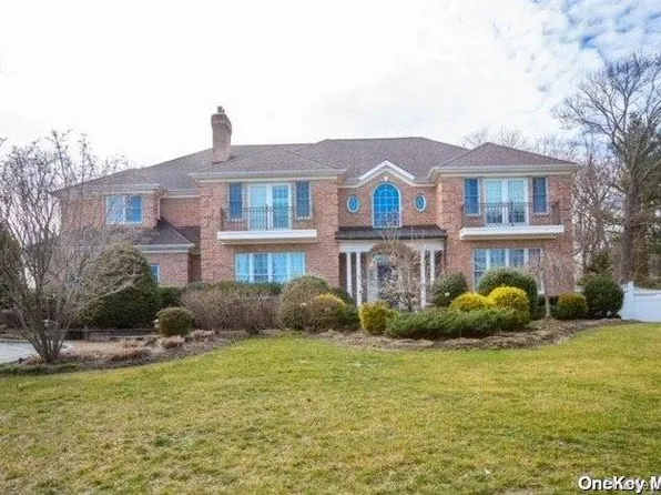 18 Pine Drive, Woodbury, NY 11797