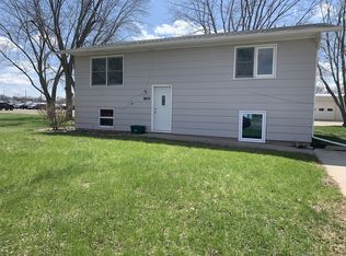 800 Vassar Cir, Vermillion, SD 57069