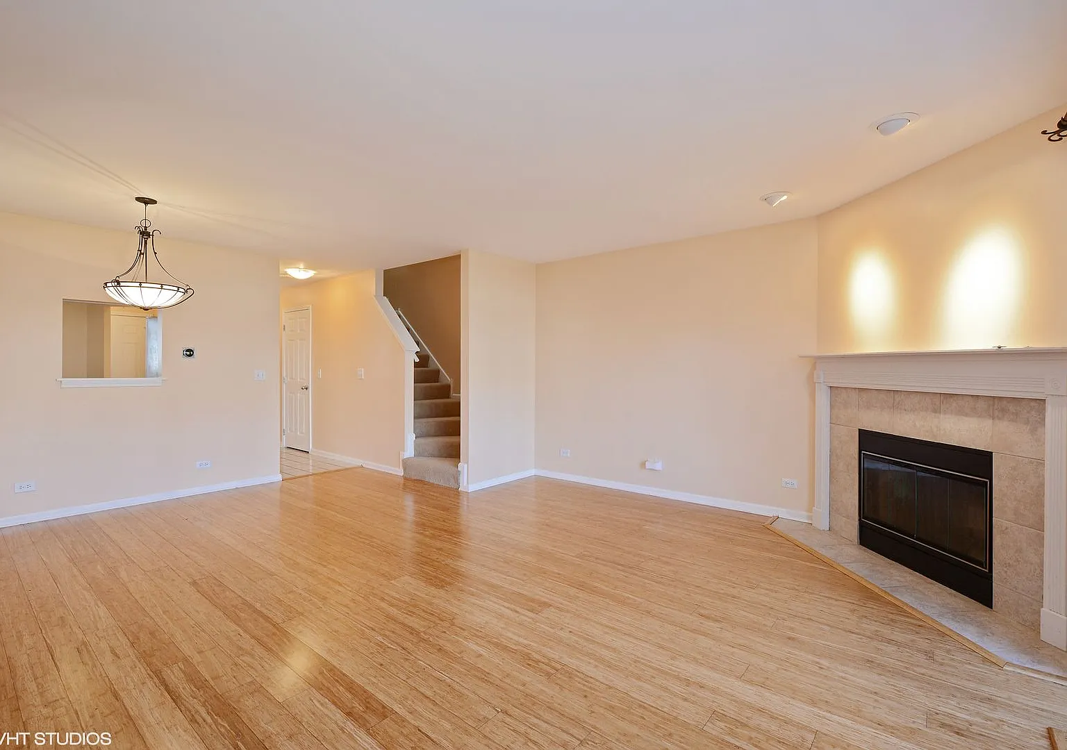 Gorgeous 2 Bedroom Townhome available in Palatine! — Photo 3