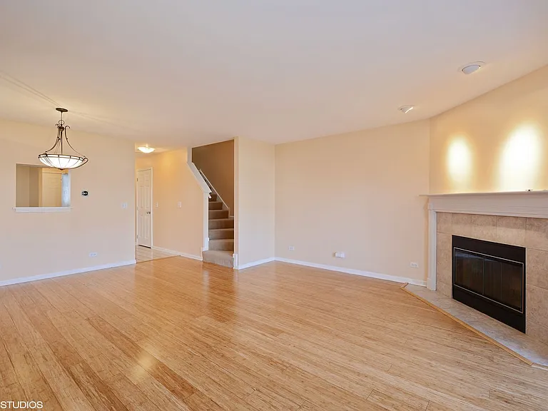 1560 N Saint Marks Pl — Photo 3
