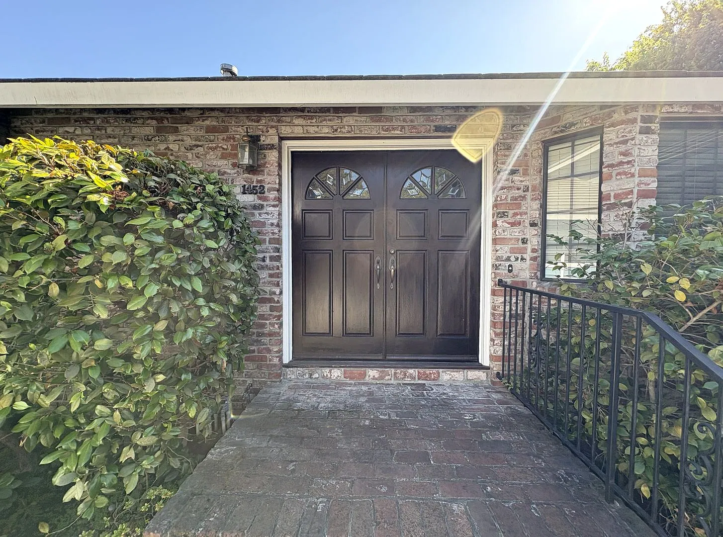 Spacious 3BD/2BA Redwood City Home | Two Living Rooms, Beautiful Yard, Prime Location — Photo 3
