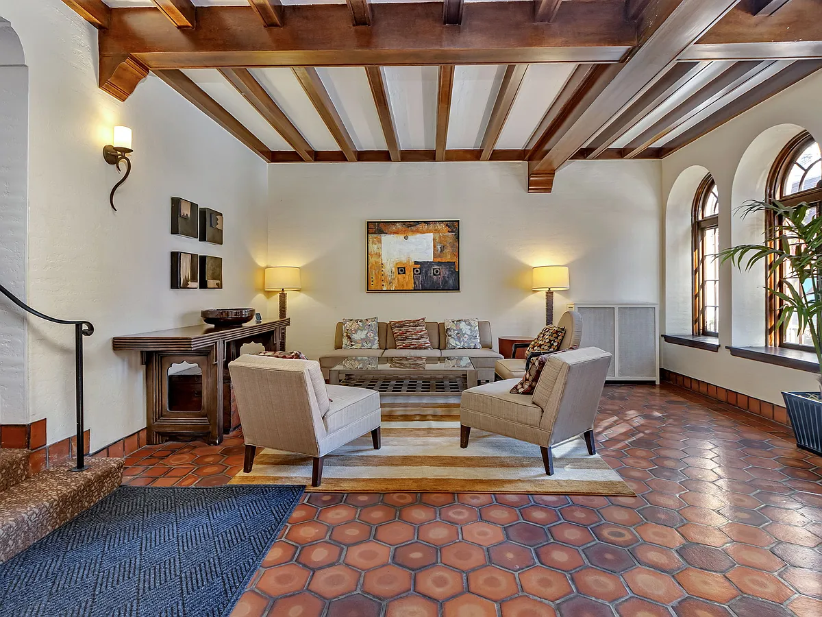 Building Photo - 709 SW 16th Ave #203