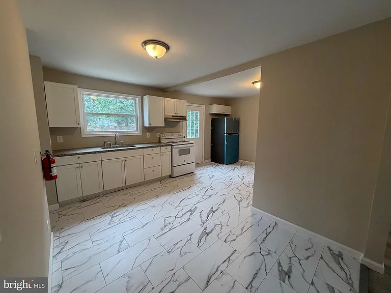 1133 Louis Dr — Photo 3