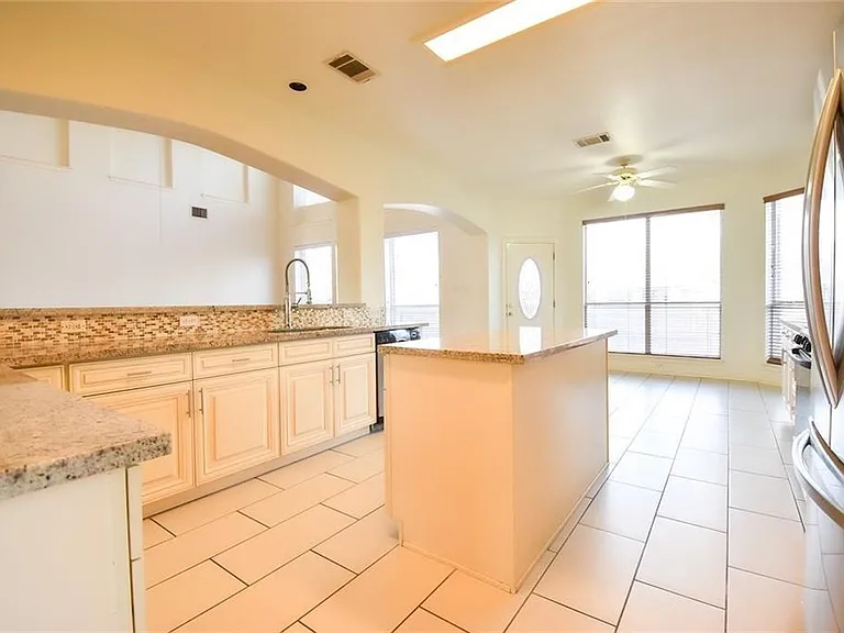 2101 Smoke Tree Trl — Photo 6
