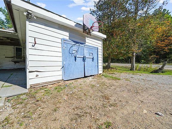 4th image of 1093 S Lake Rd
