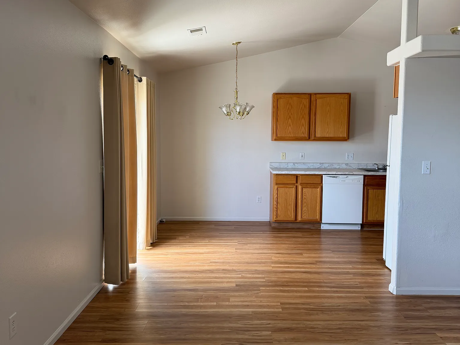 4 bed, 1423 sqft, $2,300 — Photo 2