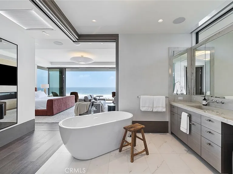 716 The Strand — Photo 10