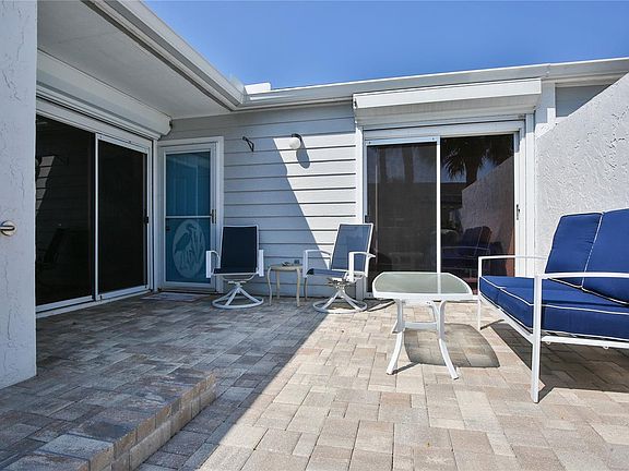 5th image of 890 Waterside Ln