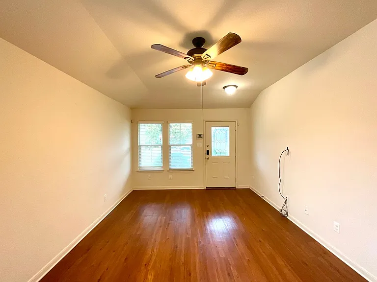 1058 Stone Br — Photo 8