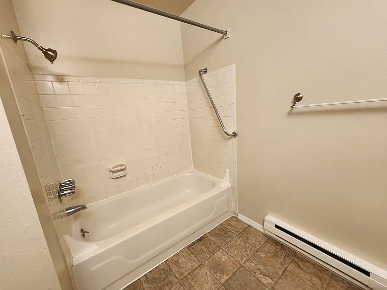 Alpha Park Apartments — Photo 19