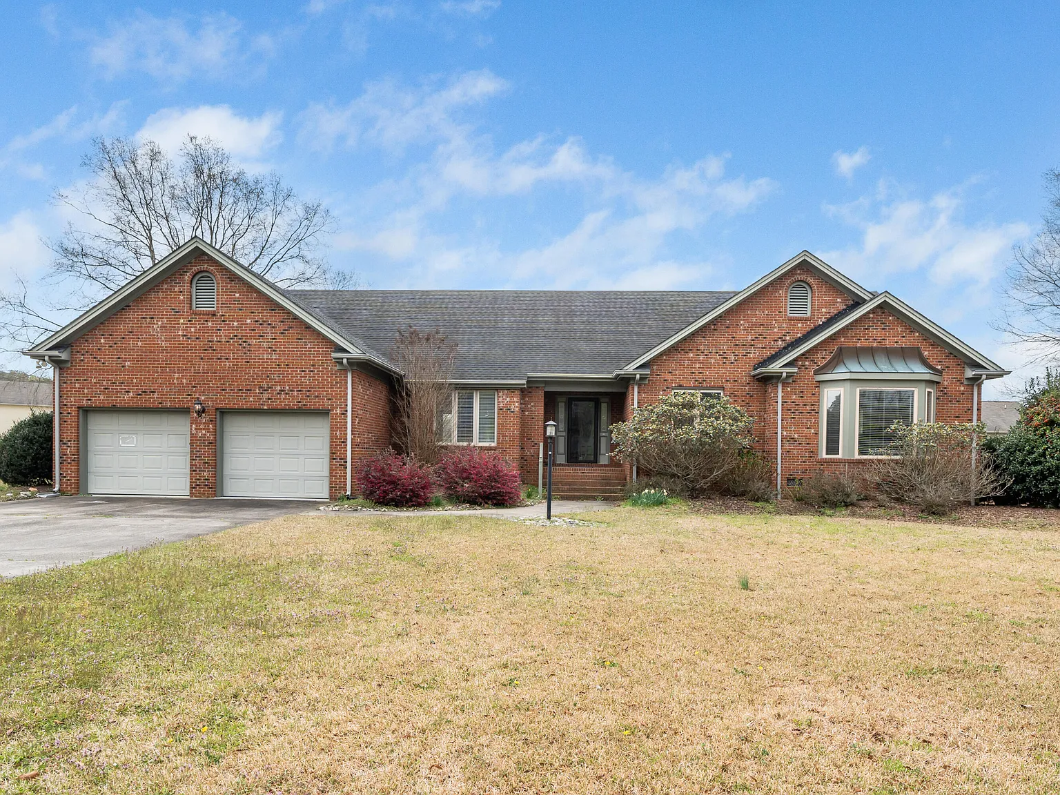 3 bed, 3.0 bath, 2504 sqft, $2,800 — Photo 2