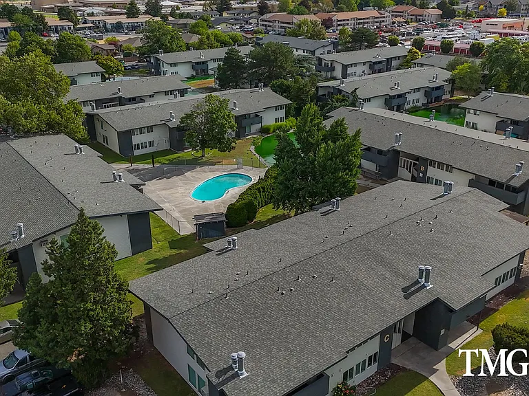Lakeside Apartments — Photo 14