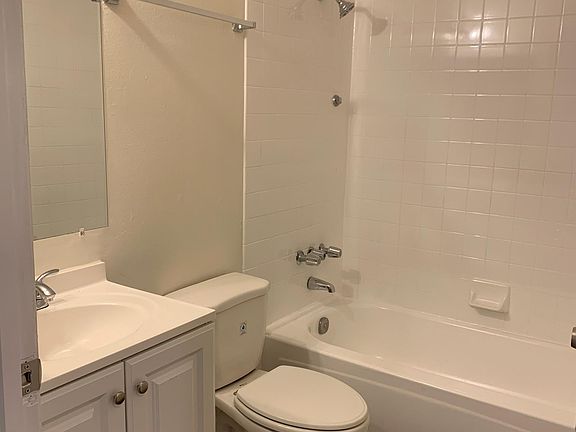 5th image of 2701 W Jefferson Blvd APT 3