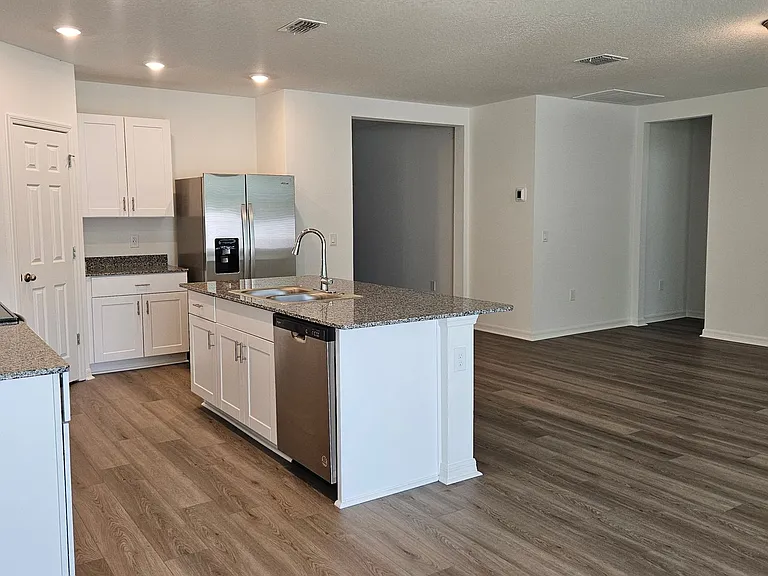 2335 White Tail St — Photo 3