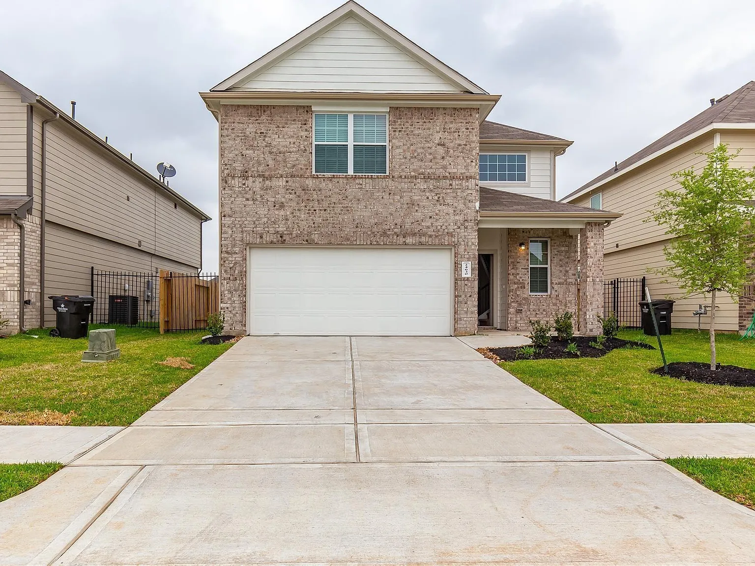 4 bed, 2.5 bath, 2127 sqft, $2,600 — Photo 1
