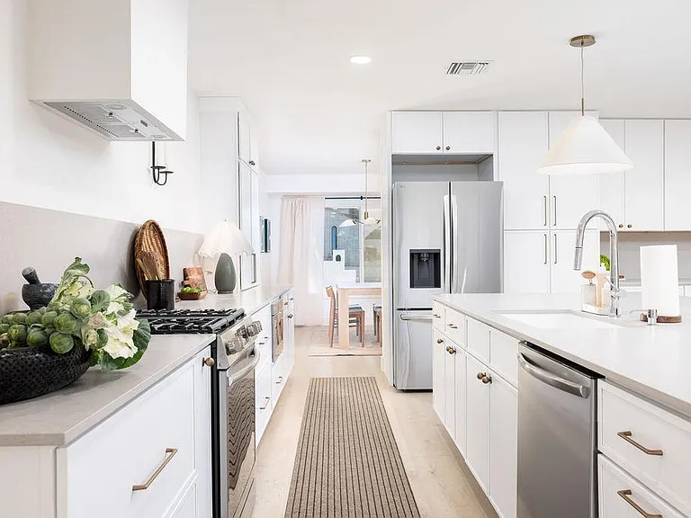 E Claire Dr — Photo 9