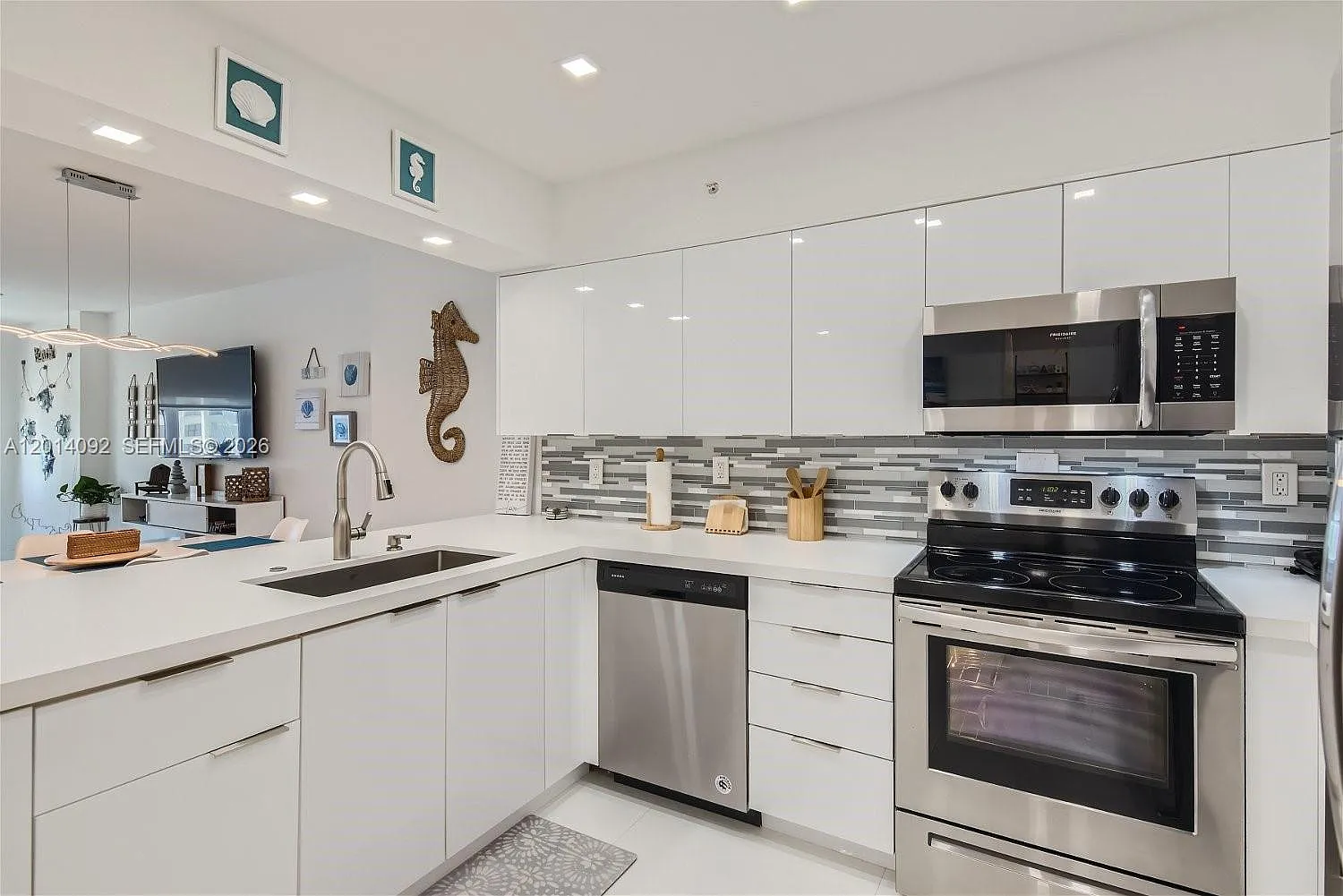 Wave Condo — Photo 1