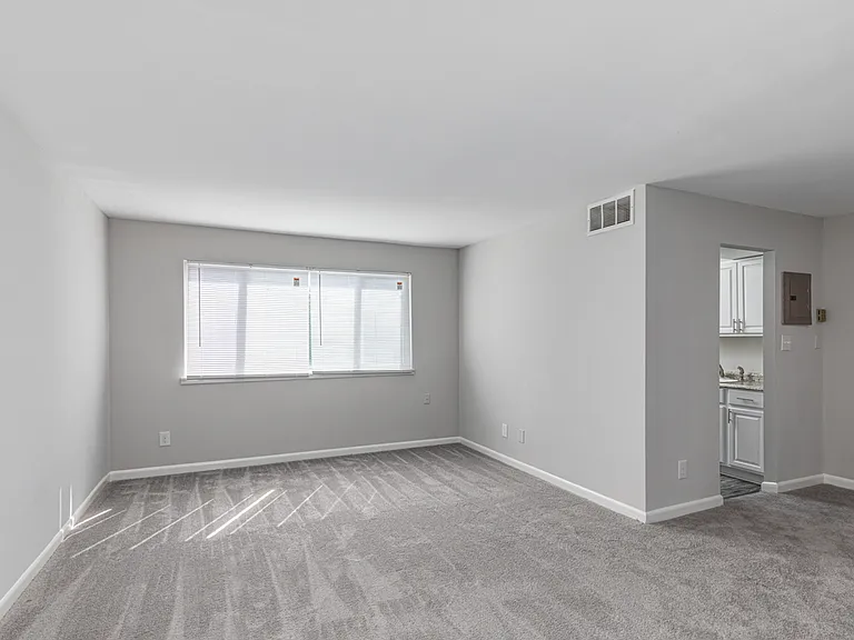 Regency Court Apartments — Photo 16