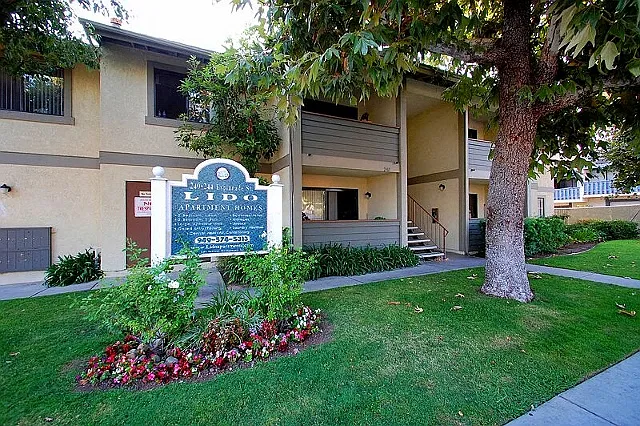 Lido Apartments - 240-244 S Esplanade — Photo 2