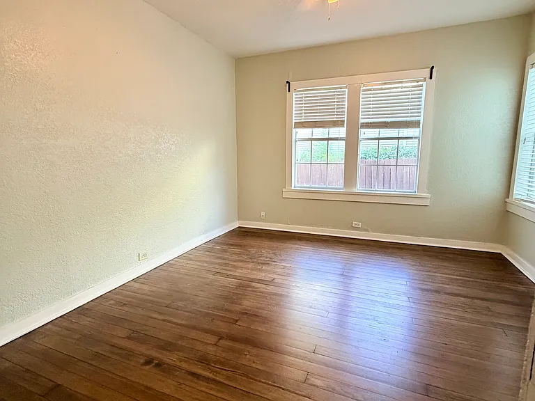 419 W Lullwood Ave — Photo 18