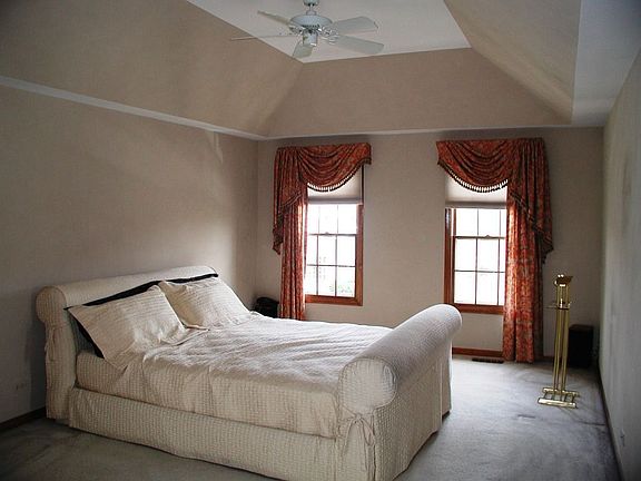 Spacious Master Bedroom w/Sitting Area