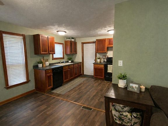 3rd image of 1012 W 3rd Ave