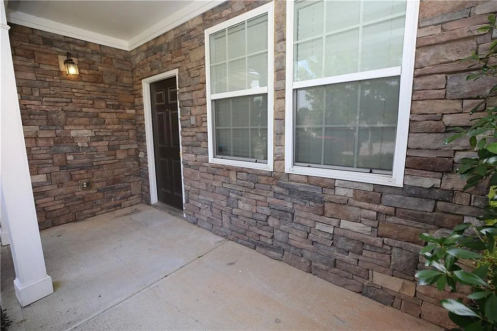 3 bed, 2.5 bath, 2552 sqft, $2,300 — Photo 3