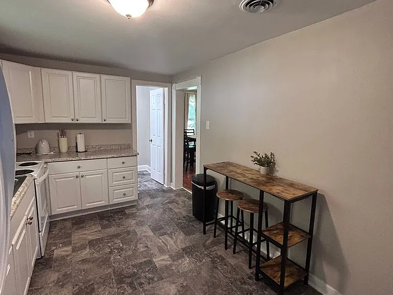 14 Ainsworth Ln — Photo 2