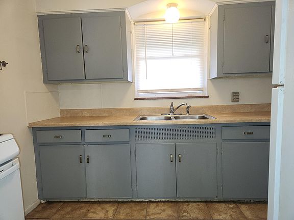 5th image of 1661 Westwood Ave