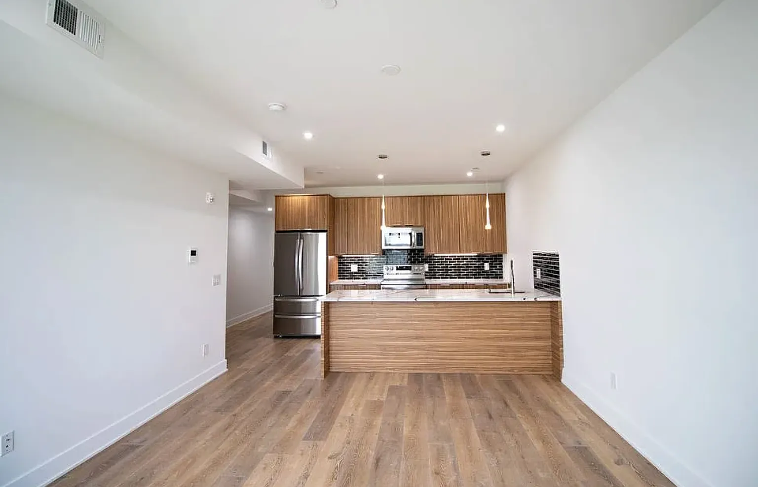 3 bed, 1330 sqft, $1,850 — Photo 2