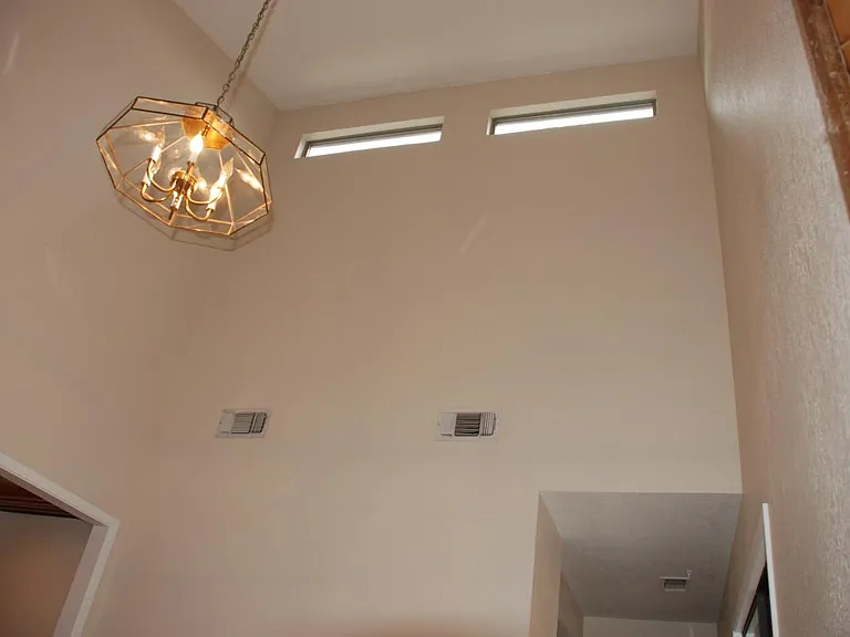 Tall ceiling in the dining room