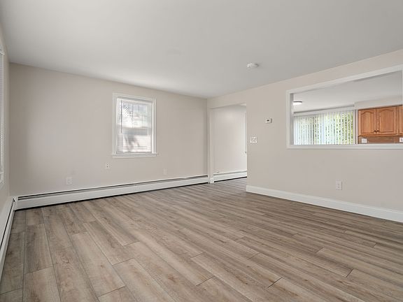 4th image of 99 Cove St #99