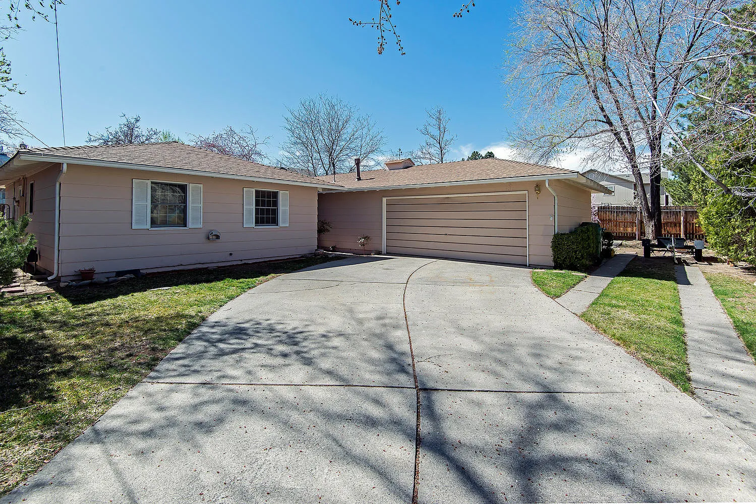 1055 Keele Dr photo 1