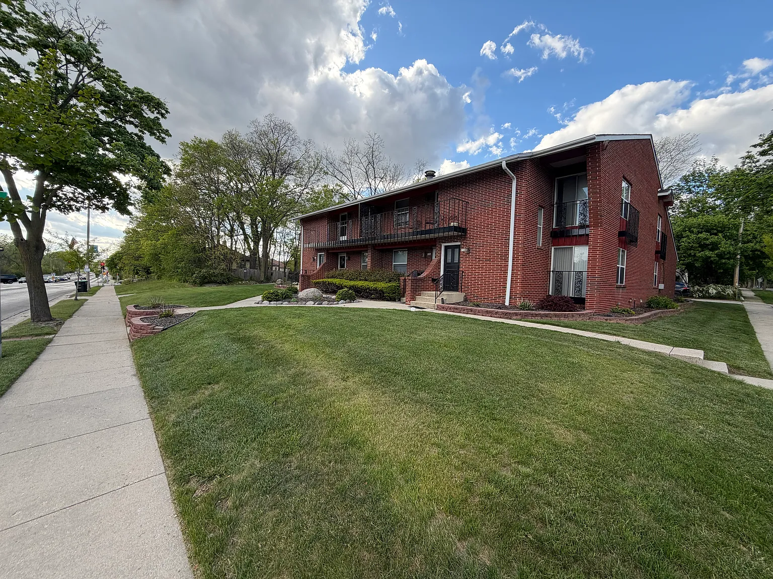 2 bed, 1800 sqft, $2,200 — Photo 2