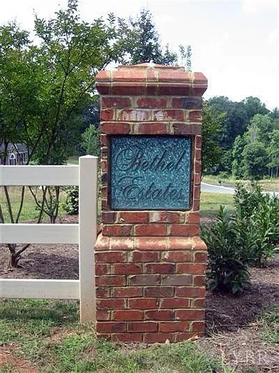 105 Two Creek Dr photo 1