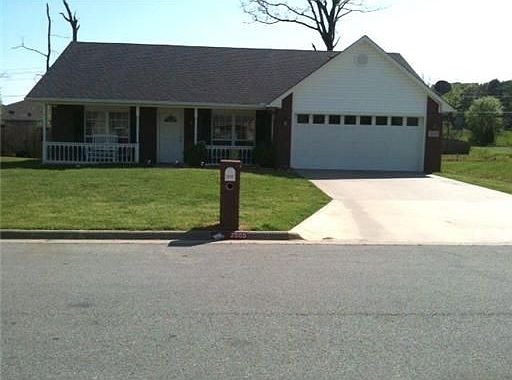 2nd image of 2609 Red Oak Dr