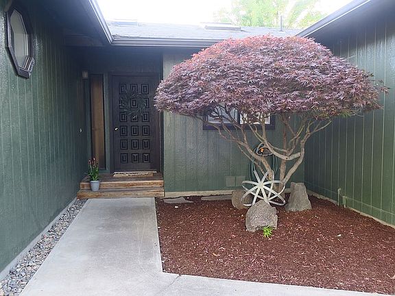4th image of 410 SE Hillcrest Dr