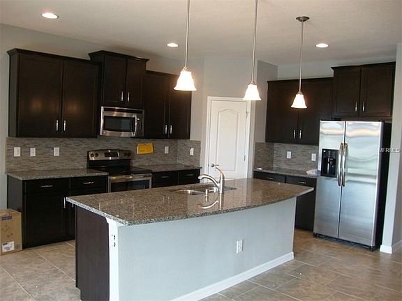 4th image of 2933 Esmeralda Dr