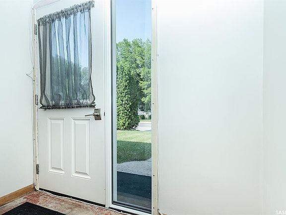 2nd image of 2113 Louise AVENUE