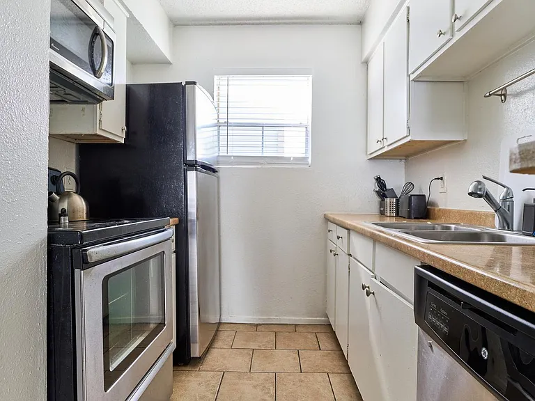 Peppertree Apartments — Photo 28