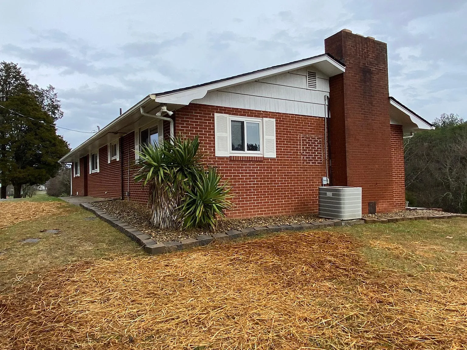 815 Lohman Rd — Photo 3