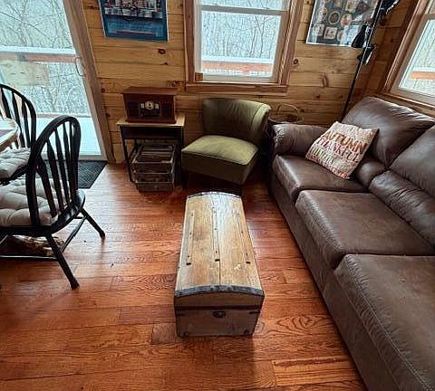 5th image of 635 Two Mile Run Rd