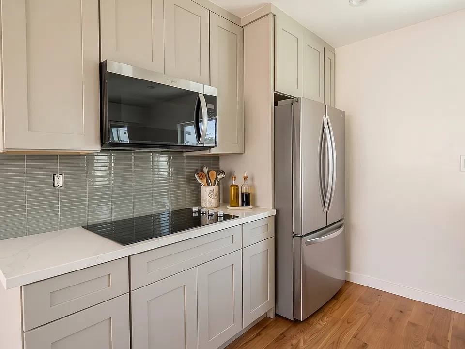 Energy efficient stovetop, Stainless Steel Appliances. Plenty of Cabinet Space